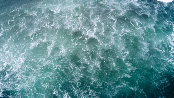 Sıçratan Dalgalı Deniz Yüzeyinin Havadan Görünüşü — Stok fotoğraf