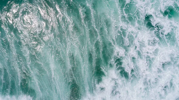Sıçratan Dalgalı Deniz Yüzeyinin Havadan Görünüşü — Stok fotoğraf