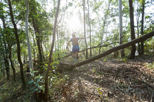 Trilha País Transversal Ultramaratona Sportswoman Que Funciona Floresta Tropical Outono — Fotografia de Stock