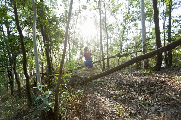 Trilha País Transversal Ultramaratona Sportswoman Que Funciona Floresta Tropical Outono — Fotografia de Stock