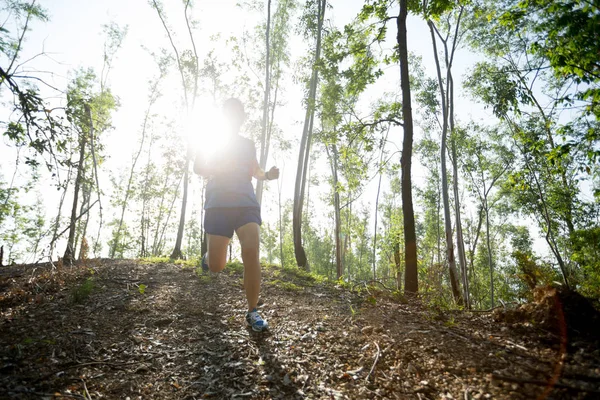 Sportswoman Ultramarathon Cross Country Szlak Biegną Tropikalnym Lesie Jesiennym — Zdjęcie stockowe