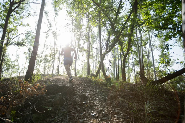 女运动员超马拉松越野越野越野跑在热带秋天森林 — 图库照片