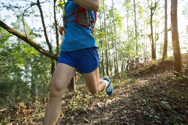 숲에서 달리는 스포츠우먼 울트라마라톤 크로스컨트리 트레일 — 스톡 사진