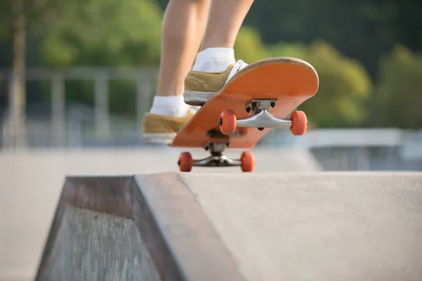 Skateboarderin Skateboardet Auf Skatepark — Stockfoto