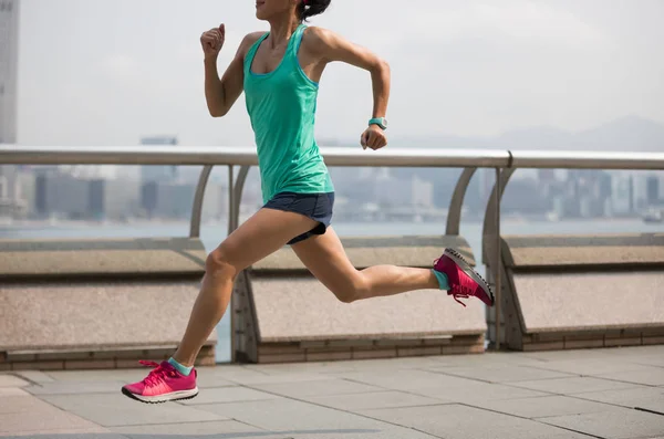 健康的生活方式女性早上在香港跑步 — 图库照片