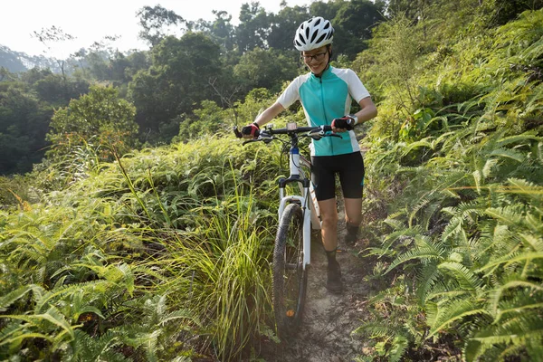Tropikal Orman Patikasında Dağ Bisikletiyle Kadın Bisikletçi — Stok fotoğraf