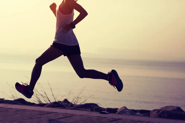 Fitness Sportvrouw Hardlopen Als Training Voor Marathon Aan Zonnige Kust — Stockfoto