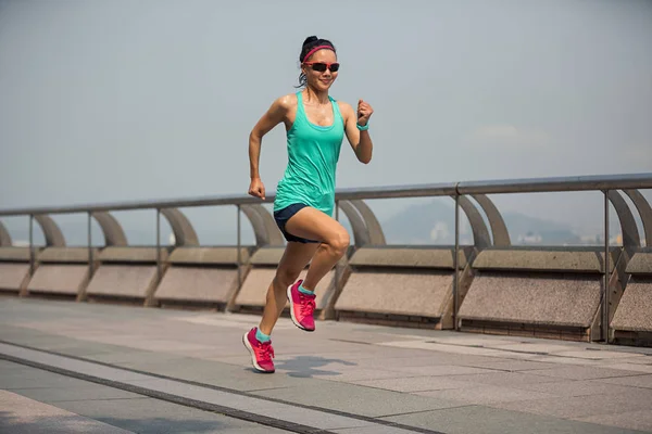 健康的生活方式女性早上在香港跑步 — 图库照片