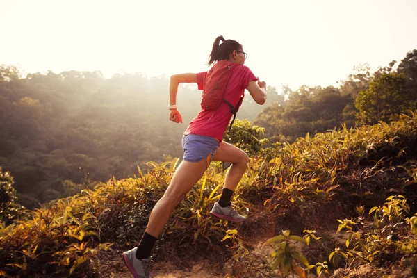 Sendero Mujer Corriendo Ladera Montaña Bosque Tropical —  Fotos de Stock