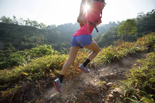 Sendero Mujer Corriendo Ladera Montaña Bosque Tropical — Foto de Stock