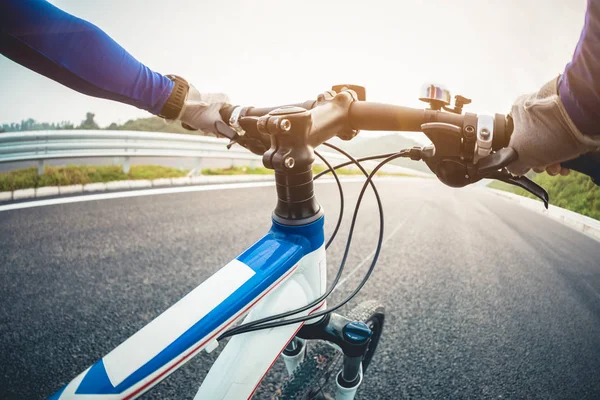 高速道路で自転車に乗るサイクリストの手 — ストック写真