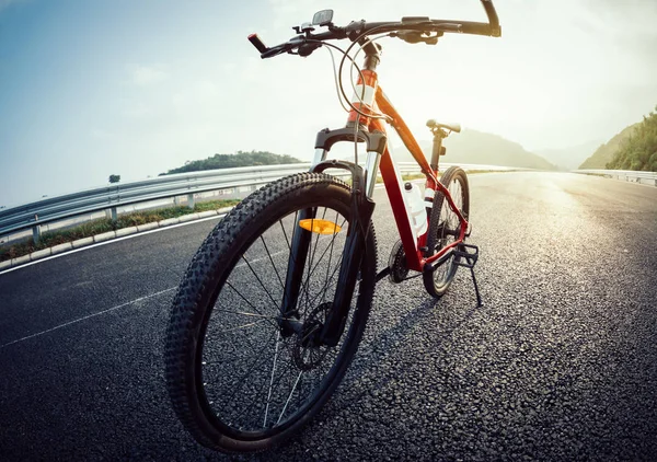 Rower Jazdy Autostradzie Wschód Słońca — Zdjęcie stockowe