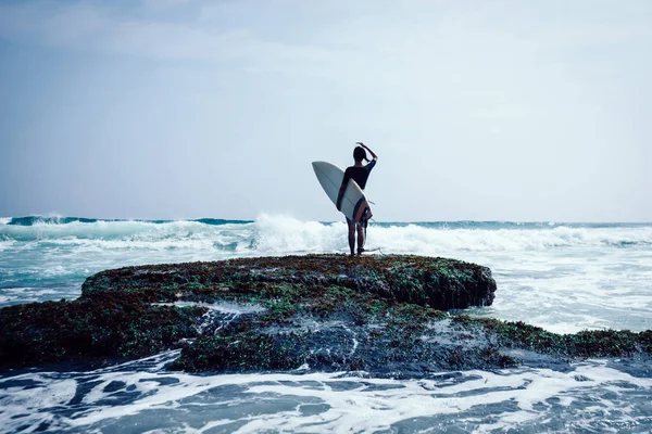 让女冲浪手配上冲浪板在海滨冲浪 — 图库照片