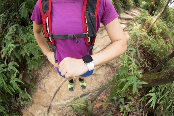 Femme Coureuse Ultramarathon Mettant Smartwatch Avant Courir Sur Sentier Forêt — Photo