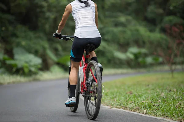 Ciclista Femenina Montando Bicicleta Montaña Parque — Foto de Stock