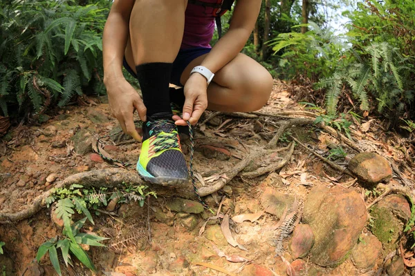 Feminino Ultra Maratona Corredor Amarrando Cadarços Trilha Florestal — Fotografia de Stock