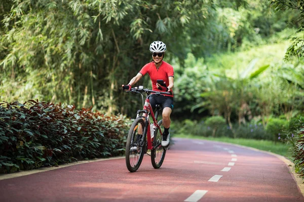 Lovaglás Park Kerékpárút Női Kerékpáros Okostelefon Használata Kerékpározás Közben Napsütéses — Stock Fotó