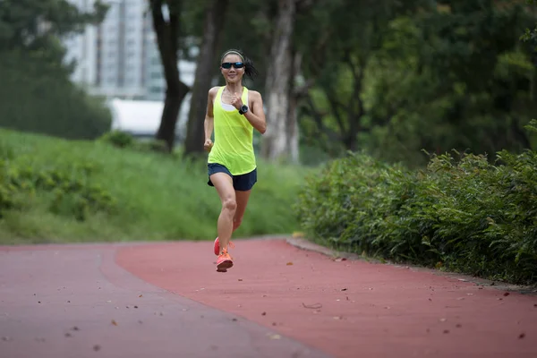 Fitness Mujer Deportiva Corriendo Aire Libre Trotando Pista Parque — Foto de Stock