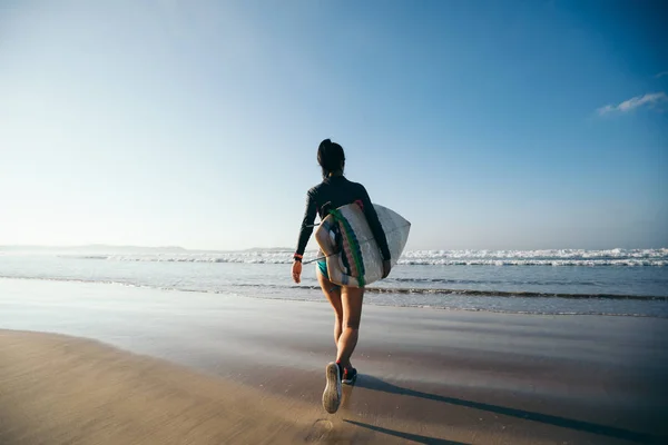 Fit Female Surfer Surfboard Sunset Beach — Stock Photo, Image