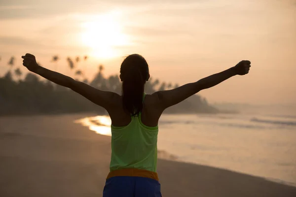 Éljenzés Fiatal Karokkal Sunrise Beach — Stock Fotó