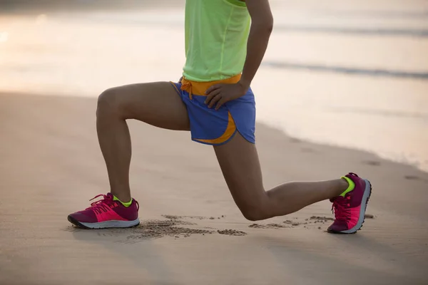 Estilo Vida Saludable Joven Fitness Mujer Haciendo Ejercicio Playa — Foto de Stock