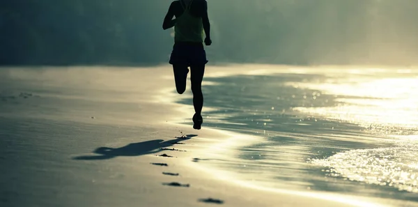 Женщина Бегущая Пляжу Восхода Солнца — стоковое фото