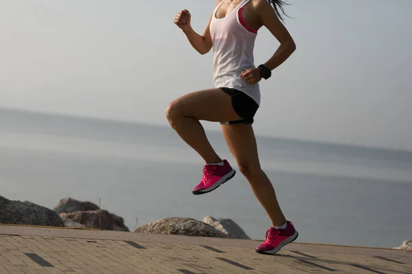 日当たりの良い海岸歩道でマラソンのためのトレーニングを実行してフィットネス女性 — ストック写真