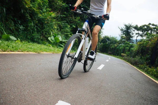 Female Cyclist Riding Mountain Bike Tropical Forest Trail — Stock Photo, Image