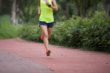 Fitness sportif kadın Jogger Park açık havada koşu pistinde çalışan