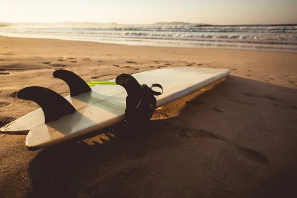 Surfbrett Sandstrand Sonnenaufgangslicht — Stockfoto