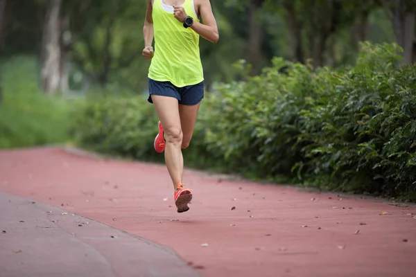 Fitness Sportif Kadın Jogger Park Açık Havada Koşu Pistinde Çalışan — Stok fotoğraf