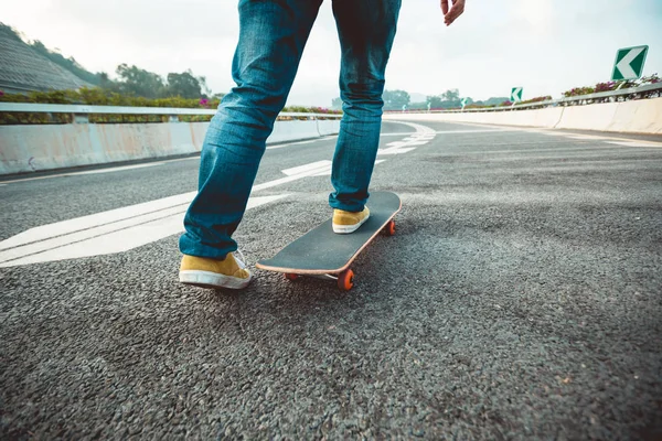 Skateboardista Koni Palubě Ulici City Asfalt — Stock fotografie