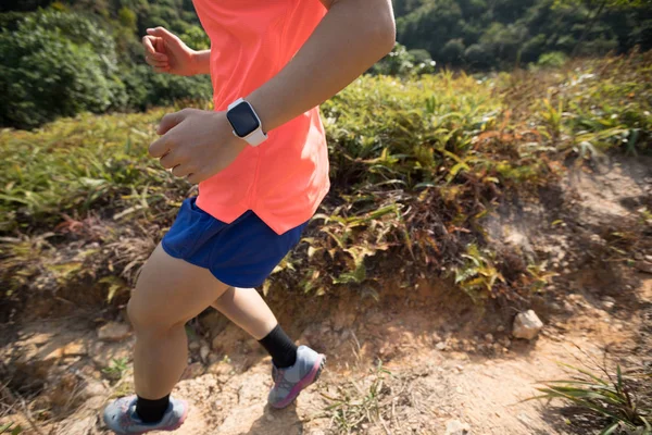 Corredor Ultramaratón Femenino Corriendo Ladera Montaña Bosque Tropical — Foto de Stock