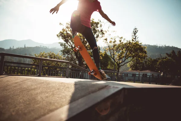 Vrouwelijke Atleet Skateboarden Skate Park Achtergrondverlichting — Stockfoto
