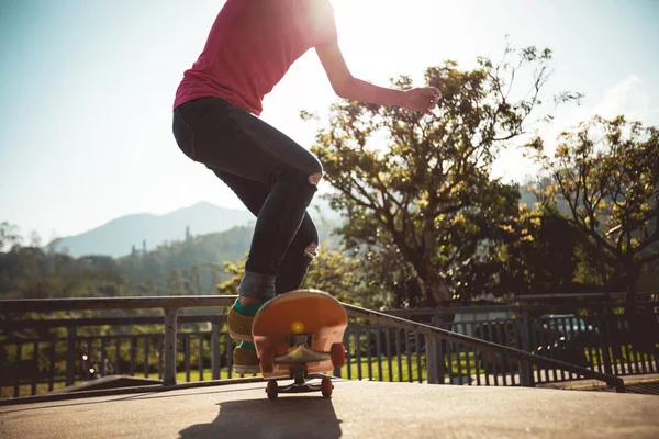 Žena Atlet Skateboarding Skate Parku Podsvícení — Stock fotografie