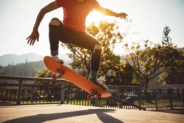 Vrouwelijke Atleet Skateboarden Skate Park Achtergrondverlichting — Stockfoto