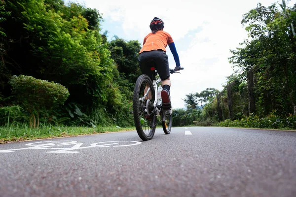 Tropikal Orman Yolunda Dağ Bisikleti Süren Kadın Bisikletçi — Stok fotoğraf
