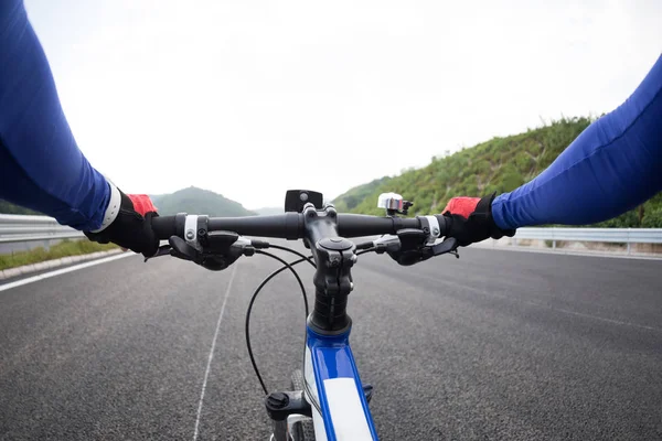 Manos Ciclista Montar Bicicleta Carretera — Foto de Stock