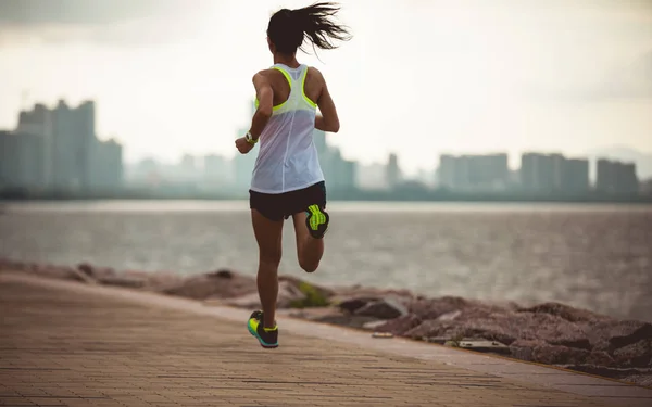 Fitness Kvinna Kör Och Träning För Maraton Solig Kust Spår — Stockfoto