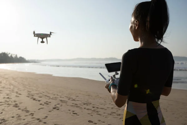 Távirányítóval Repülő Drónt Néz Sunrise Beach — Stock Fotó