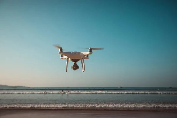 Drón Repül Levegőben Tengerparton — Stock Fotó