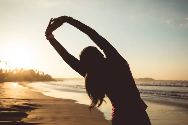 Жіночий Серфер Розігрівається Пляжі Сході Сонця — стокове фото