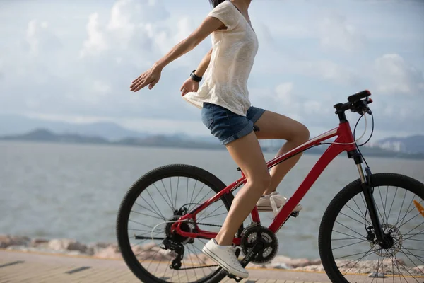 Mujer Ciclista Montando Bicicleta Montaña Salida Del Sol Junto Mar — Foto de Stock