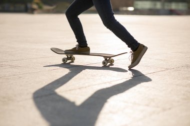 Gün batımında şehir şehrinde kaykaycının alçak açısı