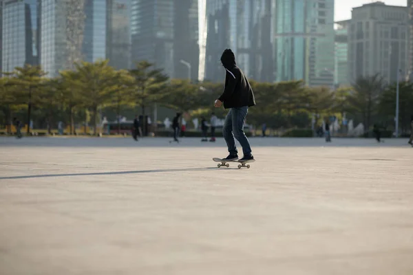 Junge Skateboarder Skateboarden Der Stadt Bei Sonnenuntergang — Stockfoto