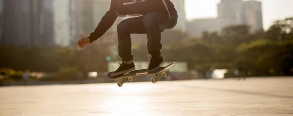 Low Angle Skateboarder Riding Board Urban City Sunset — Stock Photo, Image