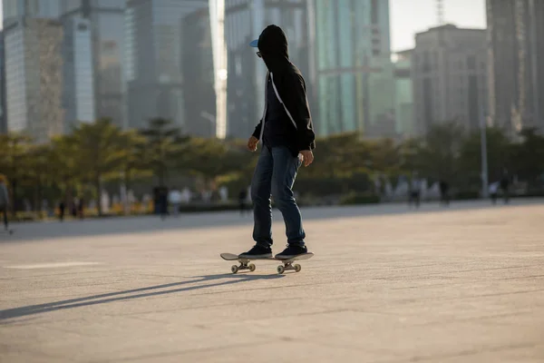 Genç Kaykaycı Gün Batımında Şehir Merkezinde Kaykay Yapıyor — Stok fotoğraf