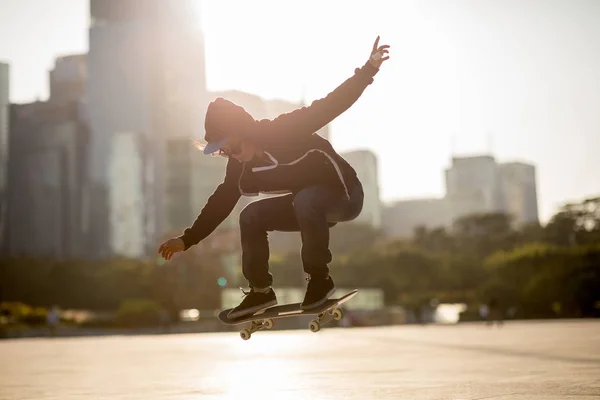 Joven Skater Skateboarding Ciudad Urbana Atardecer — Foto de Stock