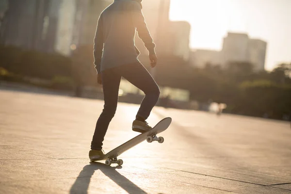 Atleta Urbano Skate Cidade Pôr Sol — Fotografia de Stock