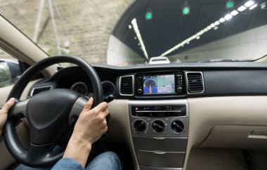 GPS navigasyonunu kullanarak arabayı tünele süren kadının elleri